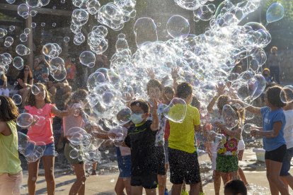 Les pompes gegants de sabó van fer ahir les delícies dels més petits als Torms.