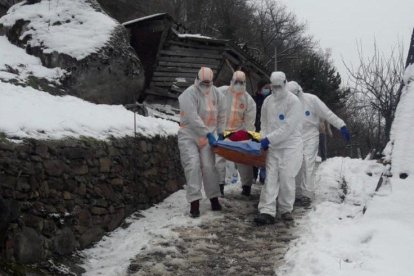 Los Pompièrs d’Aran efectuando el traslado de un enfermo de Covid.