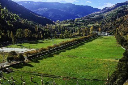 La pista deportiva de cemento, a la izquierda, y su entorno a las afueras del pueblo de Rialp.