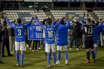 Jugadors i afició del Lleida, al final del partit davant de l’Eixea.