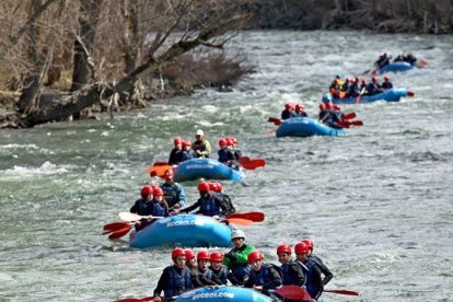 Grups d’escolars en una baixada de ràfting per la Pallaresa.