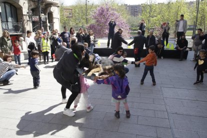 La jornada contó con un taller de terapia canina para niños y adultos en la plaza Sant Francesc. 