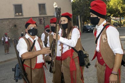 El águila Cremablat participó en la ofrenda floral de Tremp.