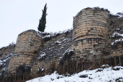 Un tramo de la base de la muralla permanece apuntalado. 