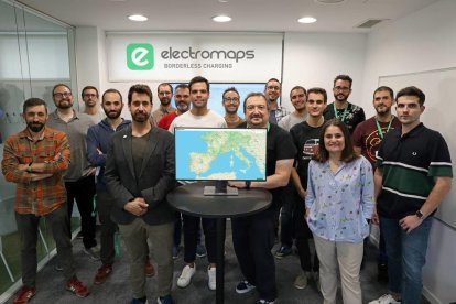 L'equip d'Electromaps mostrant el mapa