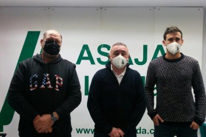 El coordinador de fruta dulce de Asaja Lleida, Jordi Vidal (derecha).