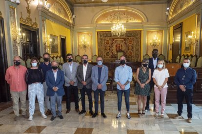 El alcalde y el presidente del CT Lleida, junto a directivos del club y concejales de la Paeria.