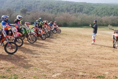 Dani Hernández dirigiéndose a un grupo de niños de sus cursos de aprendizaje en la disciplina de motocross.