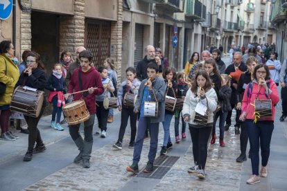 Un momento del pasacalles musical por la calle Major de Cervera.