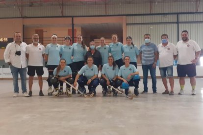 La alcaldesa de Fraga, Carmen Costa, visitó a jugadoras y cuerpo técnico del nuevo equipo de hockey.