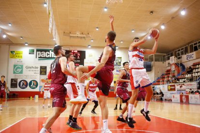 Jugadores del ICG Força Lleida defienden una acción en ataque, ayer en Valls.