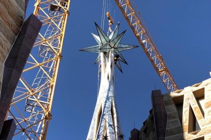 La Sagrada Familia corona la torre de María con una gran estrella luminosa