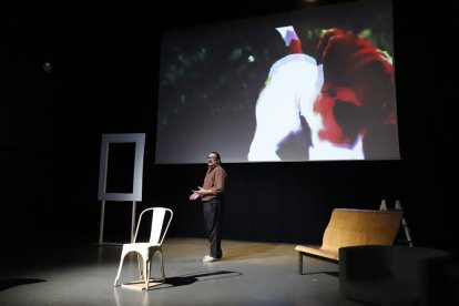 L’espectacle d’homenatge a Viladot va combinar les arts escèniques amb la projecció d’audiovisuals.