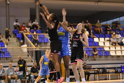 La estadounidense Tunstull, que había llegado el martes a La Seu, pugna con dos jugadoras del equipo francés.