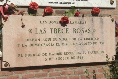 El eterno homenaje a ‘Las 13 rosas’.