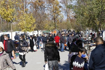 Cerca de 3.500 personas visitaron ayer el mercadillo de antigüedades y productos de segunda mano de Juneda.