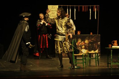 Don Juan Tenorio, en el centro, durante una de las clásicas representaciones de la obra en Lleida.