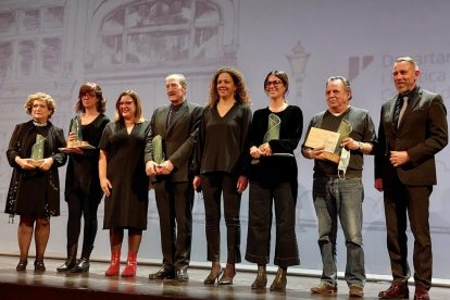 Carles M. Sanuy (2n dr.), amb la resta de premiats i autoritats.