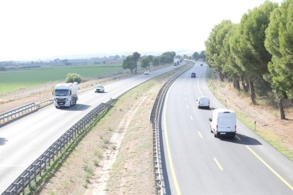 Los cuatro carriles de la variante de la A-2 a su paso por Lleida, con la circulación sin retenciones.  