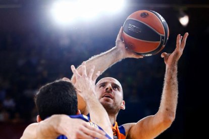 Quino Colom intenta llançar davant del blaugrana Bolnaro.