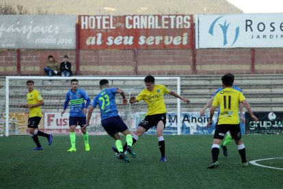 Un jugador del Lleida B pelea por un balón con otro de la Rapitenca, ayer durante el partido.