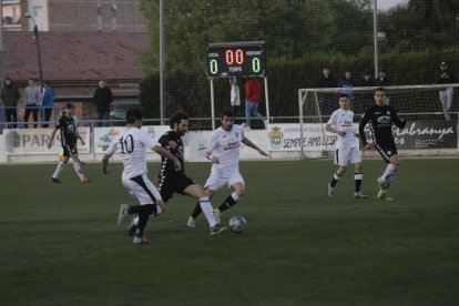 Dos jugadores del Borges intentan frenar a otro de la Rapitenca, ayer en el Municipal.