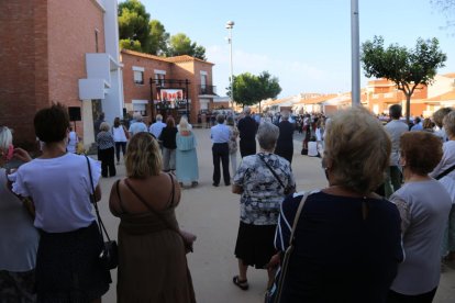 Desenes de veïns van seguir el funeral des del carrer.