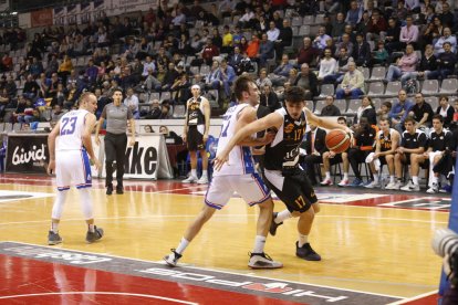 Marc Martí, el millor jugador del Força Lleida durant el partit, supera Galán, que va acabar desqualificat per una segona antiesportiva.