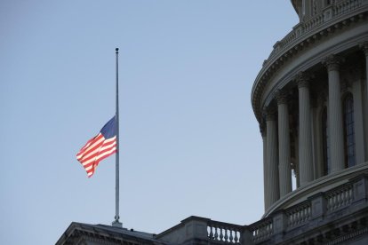 La bandera de EEUU del Capitolio ondea a media asta por los policías muertos a raíz del asalto.