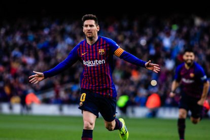 Leo Messi celebra un dels dos gols anotats ahir a l’Espanyol, el primer dels quals després d’executar magistralment un llançament de falta.