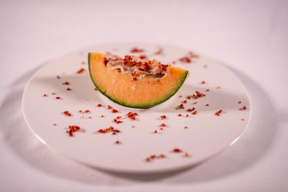 Revisió del clàssic Meló amb pernil, un plat que combina a la perfecció el gust dolç i salat.