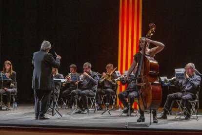 Casas, que empezó a tocar el contrabajo a los 7 años, interpretó dos piezas con la Bellpuig Cobla.