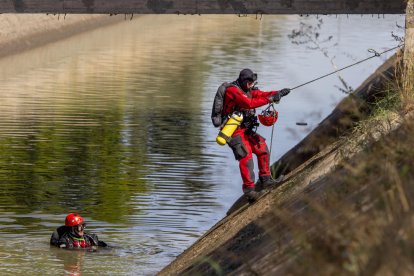 Mossos y Bomberos buscan en el canal de Seròs a una mujer desaparecida 