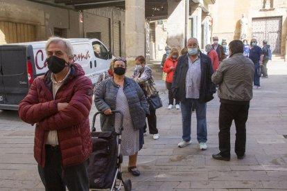 Vecinos de 56 a 59 años de Tàrrega haciendo cola para vacunarse en la biblioteca.