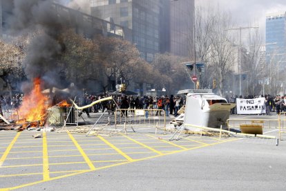 Barricadas montadas ayer en la concentración antifascista contra el acto de Vox en Barcelona. 