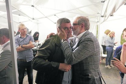 Larrosa consola Joan Queralt, que queda fora de la Paeria.