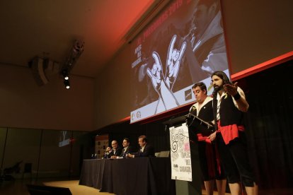 Ferran Aixalà y Jordi Huete, de pastorets Rock, durante su pregón de ayer en la Llotja. 