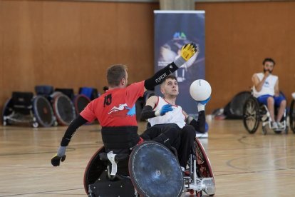 El Quad Rugby es un deporte de contacto en una pista de baloncesto y con un balón de voleibol.