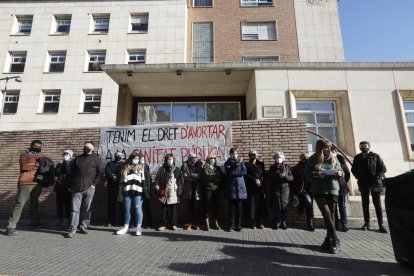 Protestas de colectivos feministas a favor de un acceso al aborto público, en diciembre en Lleida.