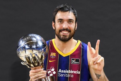 El leridano Pierre Oriola con el trofeo de campeón de la Liga ACB.