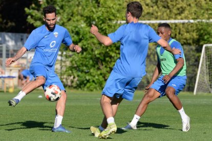 Un momento de la sesión de entrenamiento que el Lleida hizo ayer en el Annex.