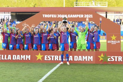 Alexia va aixecar el trofeu Joan Gamper, el primer de la història en categoria femenina.