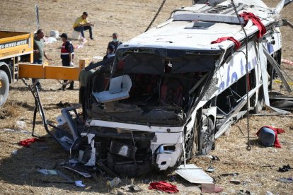 L’autobús accidentat en el qual viatjaven 32 persones.