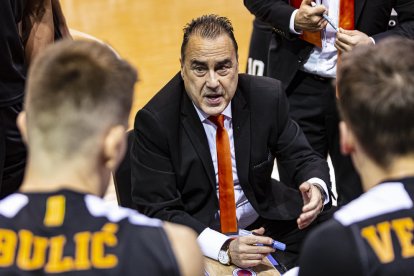 Gustavo Aranzana dona instruccions als jugadors durant l’últim partit al Barris Nord.