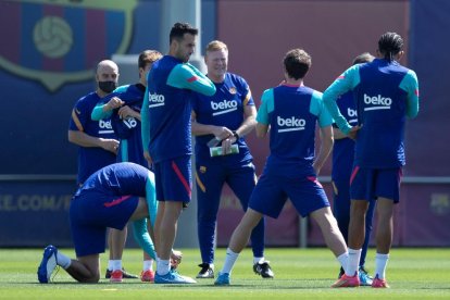 Koeman, en el centro durante el entrenamiento de ayer, habla con varios de sus jugadores.