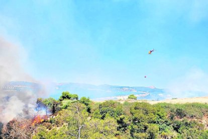 Un helicóptero a punto de efectuar una descarga ayer al mediodía. 