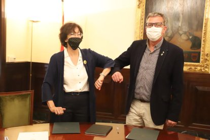 Pifarré y Talarn chocan el codo tras firmar el convenio de colaboración entre Paeria y Diputación, ayer.