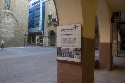 Uno de los primeros paneles informativos de la nueva señalización en la plaza de l’Església.