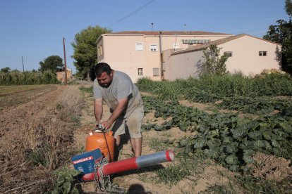 Agustí Barri es uno de los que utiliza un espantapájaros acústico.