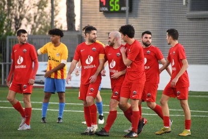 Els jugadors de l’Alpicat celebren la consecució d’un dels gols al Térmens.